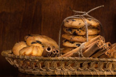 Ahşap ön planda kurabiye ve tarçın çeşitleri ile kompozisyon, seçici odak