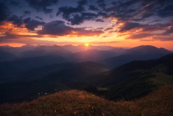 Vista magica dell'alba sulle montagne caucasiche in Georgia — Foto Stock