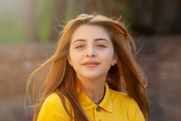 Linda Chica Adolescente Posando Parque Ciudad Noche Primavera — Foto de Stock