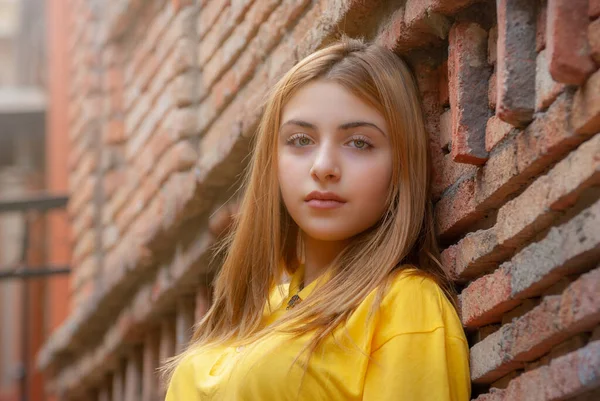 Carino Ragazza Adolescente Posa Parco Della Città Alla Sera Primavera — Foto Stock