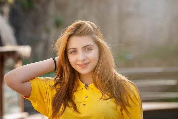 Hermosa Adolescente Camisa Amarilla Parque Ciudad Vieja — Foto de Stock