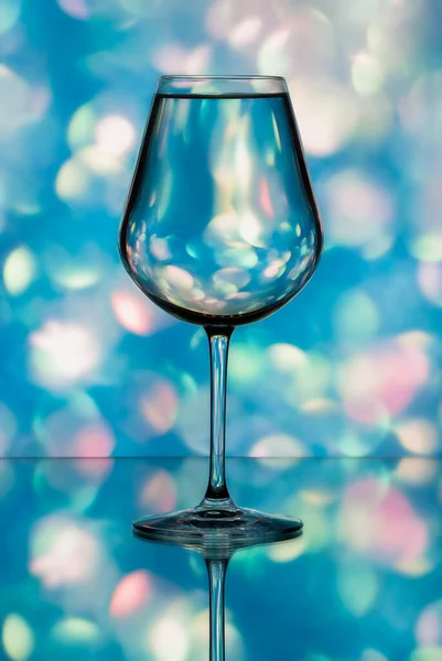 Ένα Ποτήρι Νερό Αντιμετωπίζει Ένα Όμορφο Φόντο — Φωτογραφία Αρχείου