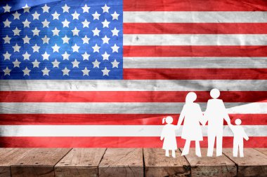 Amerika 'da aile, kağıt figürleri konsepti. Amerika Birleşik Devletleri bayrağıyla şekillendirilmiş insanlar ya da aile kağıtları. ABD Gaziler, Anma, Bağımsızlık ve İşçi Bayramı
