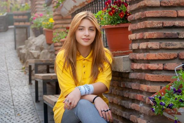 Linda Chica Adolescente Posando Parque Ciudad Noche Primavera — Foto de Stock