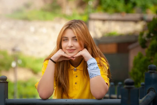 Menina Adolescente Bonito Posando Parque Cidade Noite Primavera — Fotografia de Stock