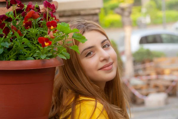 Cute Teen Girl Posing City Park Spring Evening — Stock Photo, Image