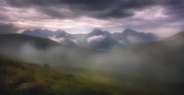 グルジア コーカサスの美しい霧谷の風景 — ストック写真