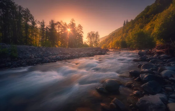 速い流れる山の川の上に美しい夕日 コーカサス山脈 — ストック写真