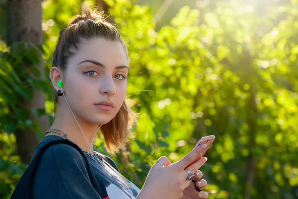 Giovane Ragazza Carina Elegante Con Telefono Posa Città Street Tbilisi — Foto Stock