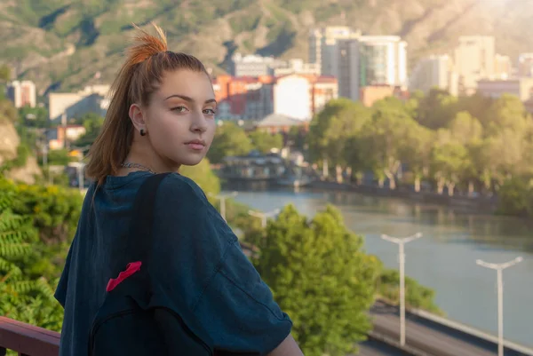 Piękna Nastolatka Ulicy Starego Europejskiego Miasta Podróże — Zdjęcie stockowe