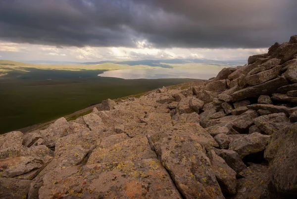 Paravani Gölü, Gürcistan ve Kafkasya üzerinde güzel kara fırtına bulutları