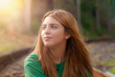 Demiryolunda poz veren genç ve güzel bir model.