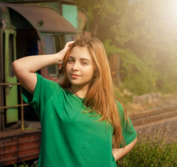 Close Retrato Uma Bela Adolescente Posando Nas Trilhas Trem — Fotografia de Stock