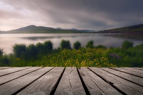 Schöner See Mit Leerem Holztisch Natürliche Vorlagenlandschaft Sommersaison — Stockfoto