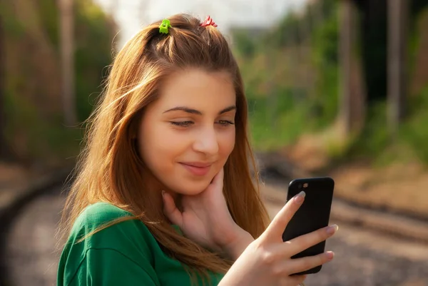 Close Ritratto Una Bella Ragazza Adolescente Con Telefono Posa Sui — Foto Stock