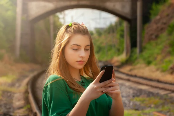 Close Ritratto Una Bella Ragazza Adolescente Con Telefono Posa Sui — Foto Stock