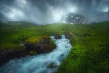 Georgia 'da güzel bir nehre uzun süre maruz kalmak. Kafkas Dağları.