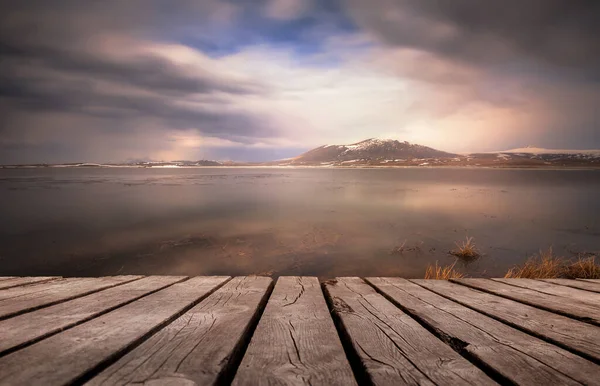 Schöner See Mit Leerem Holztisch Natürliche Vorlagenlandschaft — Stockfoto