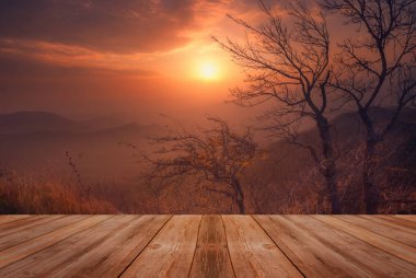 Sonbahar güzel arka plan, dağların üzerinde gün batımı ve doğada boş ahşap masa. Doğal şablon manzarası.