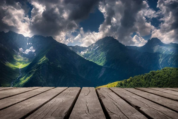 Fundo Bonito Com Montanhas Enevoadas Mesa Madeira Vazia Natureza Livre — Fotografia de Stock