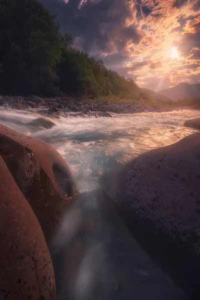 Schöne Sonnige Sommerlandschaft Sonnenuntergang Über Dem Schnell Fließenden Gebirgsfluss — Stockfoto