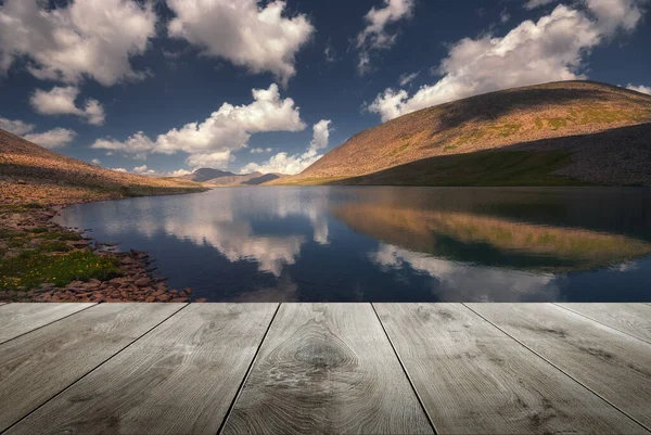 Beautiful Lake Empty Wooden Table Natural Template Landscape — Stock Photo, Image