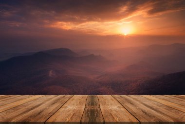 Sonbahar günbatımı manzarası, boş ahşap masa, doğa..