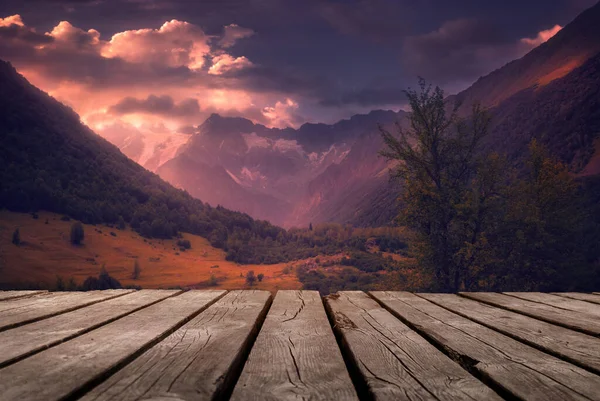 Outono Belo Fundo Com Pôr Sol Sobre Montanhas Mesa Madeira — Fotografia de Stock