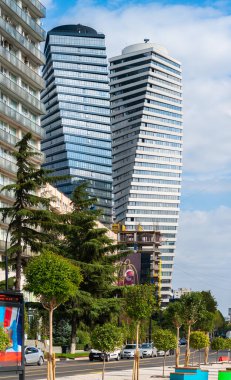 Gürcistan, Tiflis - 11 Ekim 2020: Tiflis 'teki Modern Kuleler. Georgia 'nın başkenti