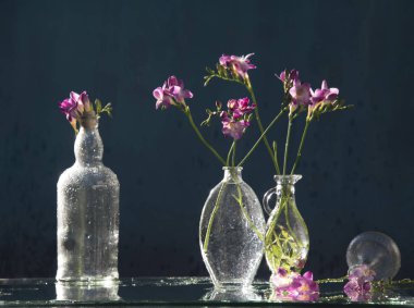 Üç beyaz şişe yakın çekim 