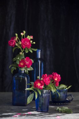 karanlık odada vazo içinde adet kırmızı gül