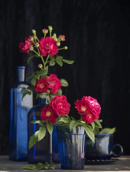 Červené Růže Vázy Temné Místnosti — Stock fotografie