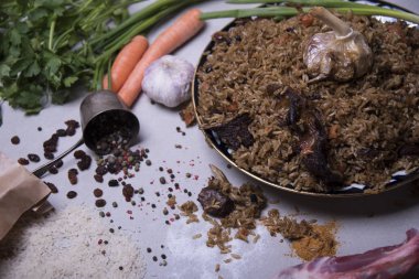 özbek pilavı ışık arka plan üzerinde