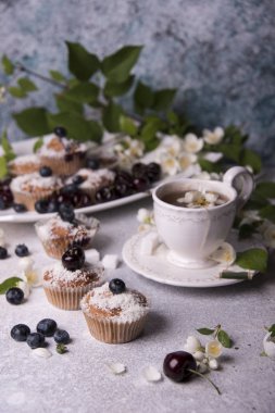 Jasmin çay ve kekler kahvaltı için