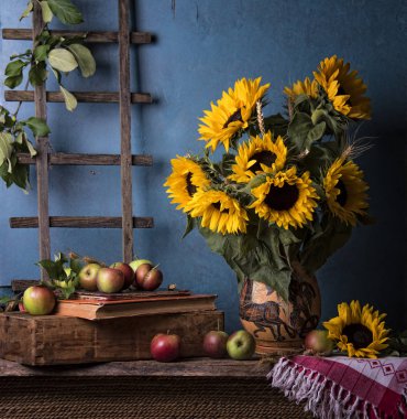 ayçiçeği ve rustik tarzda elma kokulu bileşimi