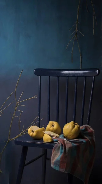 Composition Pommes Avec Torchon Couteau Sur Chaise Bois Sur Fond — Photo