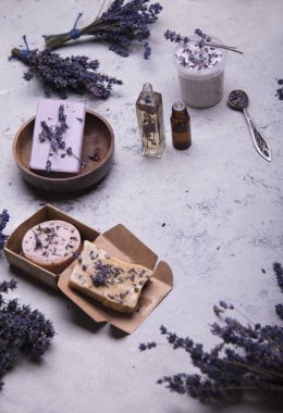 ışık arka plan üzerinde kurutulmuş lavanta kozmetik ürünleri