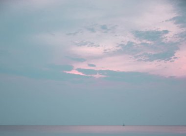 bulutlu gökyüzü altında Yelkenli ile deniz manzarası 