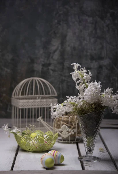 Composición Con Flores Blancas Jarrón Huevos Decorativos — Foto de Stock
