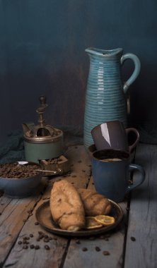 rustik tablo ayarı, kruvasan ve sürahi kahve