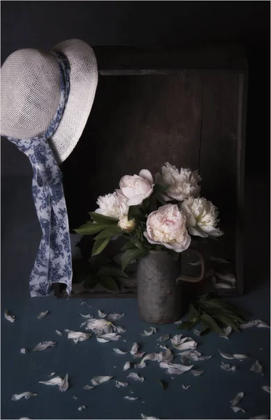 Flores Peonía Blanca Lata Rústica Sombrero Colgando Caja Madera — Foto de Stock