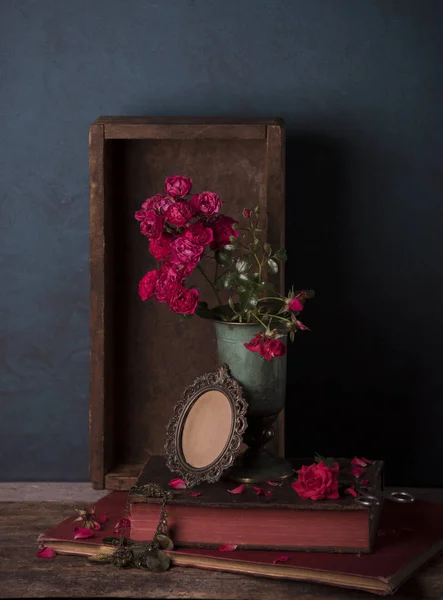 Rosas Rojas Con Espejo Vintage Caja Madera Como Fondo — Foto de Stock