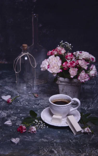 Composition Des Fleurs Pot Bouteilles Verre Tasse Café — Photo