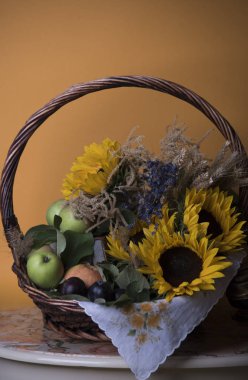 ahşap sepet meyve, çiçek ve buğday-kulaklar