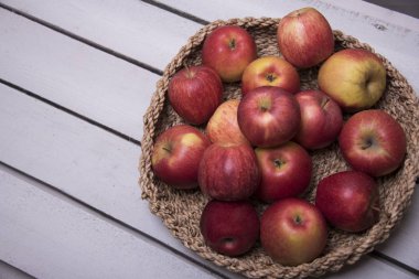 ahşap sepet içinde olgun elma üstten görünüm