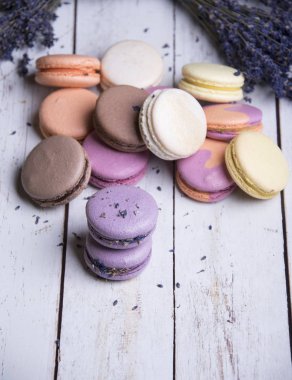renkli macaroons ve lavanta çiçekleri ahşap arka plan üzerinde