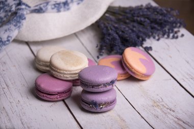kompozisyon renkli macaroons, şapka ve lavanta çiçekleri