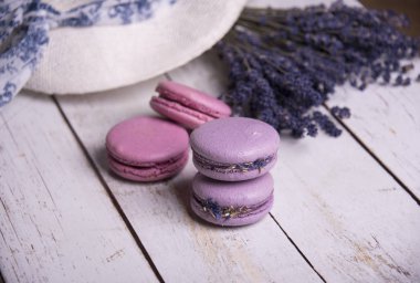 kompozisyon renkli macaroons, şapka ve lavanta çiçekleri