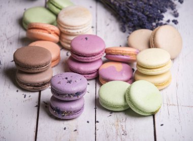 renkli macaroons ve lavanta çiçekleri ahşap arka plan üzerinde