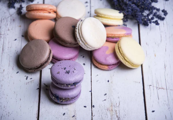 renkli macaroons ve lavanta çiçekleri ahşap arka plan üzerinde